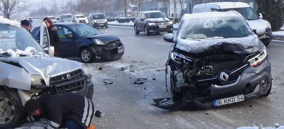 Bursa'da yollar buz tuttu maddi hasarlı kazalar oldu