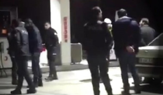 Silah çektikleri otobüsten 28 polis inince...