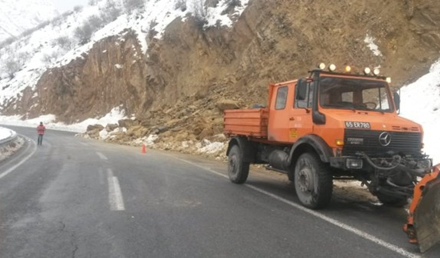 Hakkari'de heyelanı fark edip, olası kazaları engellediler