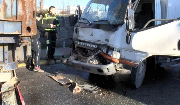 İstanbul Esenler'de buzlanan yolda kaza meydana geldi