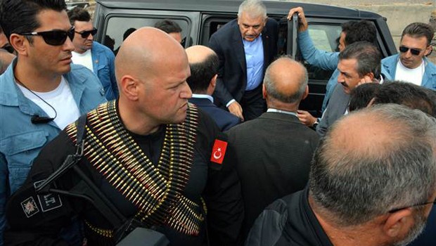 Başbakan'ın taziye ziyaretinde dikkat çeken görüntü