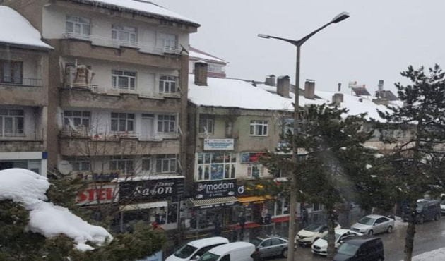 Bitlis Tatvan'da çatıdan düşen kar kütlesi 1 can aldı