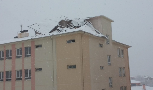 Kayseri'de şiddetli rüzgar okulun çatısını uçurdu
