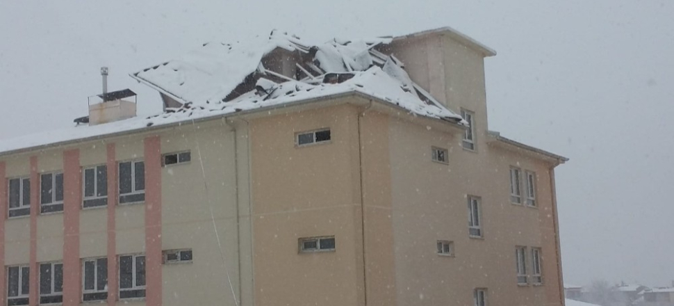 Kayseri'de şiddetli rüzgar okulun çatısını uçurdu