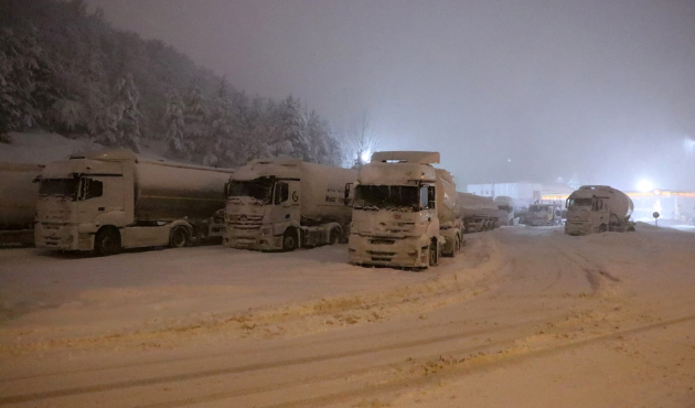 Bolu Dağı geçişi TIR ve kamyonlara kapatıldı...