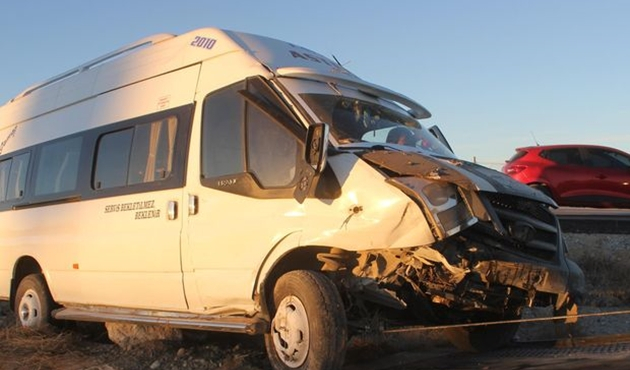 Karaman'da otomobil ile minibüs kaza yaptı