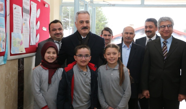Isparta'da Vali Seymenoğlu öğrencilerle bir araya geldi