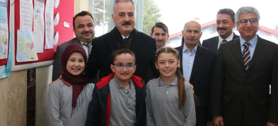 Isparta'da Vali Seymenoğlu öğrencilerle bir araya geldi