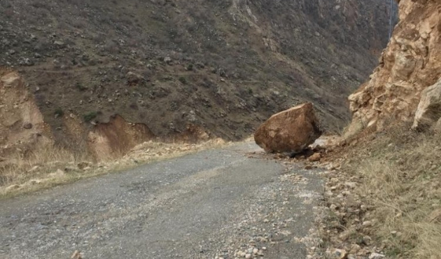 Siirt'te yola dev kaya parçası düştü