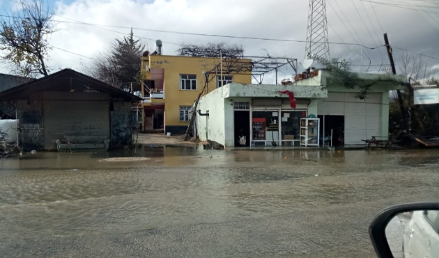 Adana Kozan’da aşırı yağış sele sebep oldu