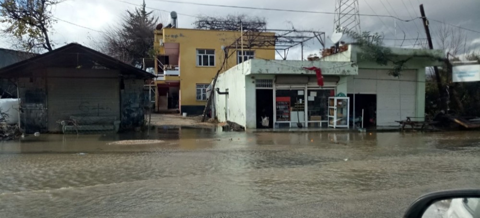 Adana Kozan’da aşırı yağış sele sebep oldu