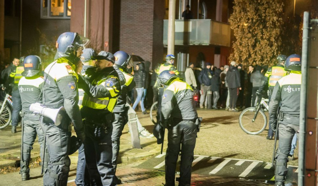 Cami önünde polis desteğiyle İslam'a hakaretler!