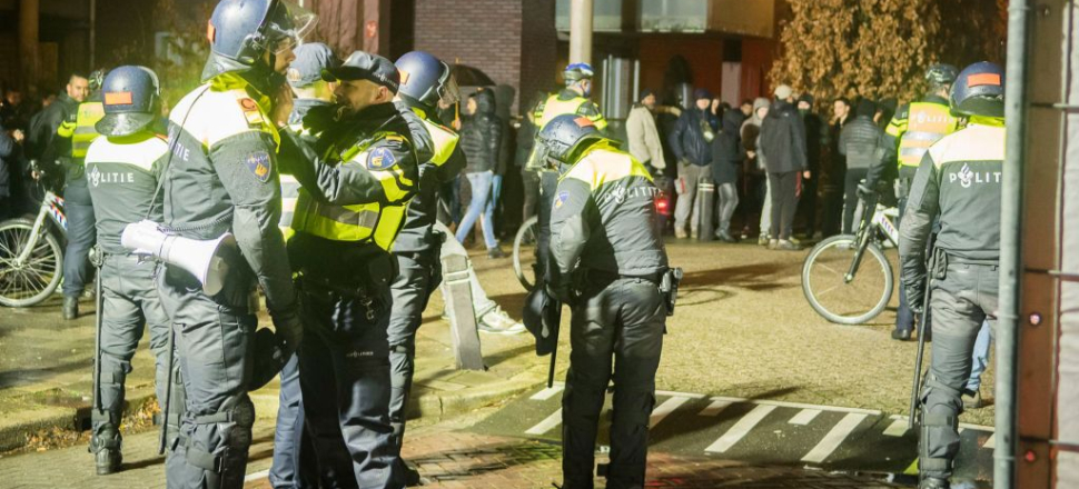 Cami önünde polis desteğiyle İslam'a hakaretler!