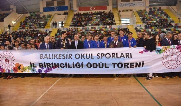 Balıkesir'de spor ödülleri sahiplerine verildi