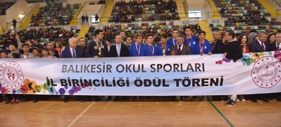Balıkesir'de spor ödülleri sahiplerine verildi