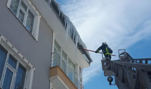 Van Muradiye’de buz sarkıtları temizlendi
