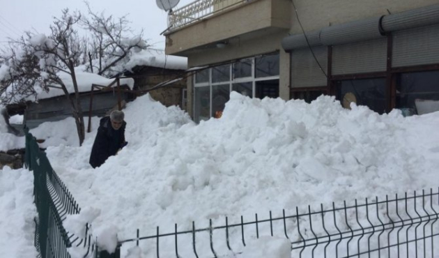 Bingöl'de kar kalınlığı 2 metreyi aştı, evler beyaza büründü