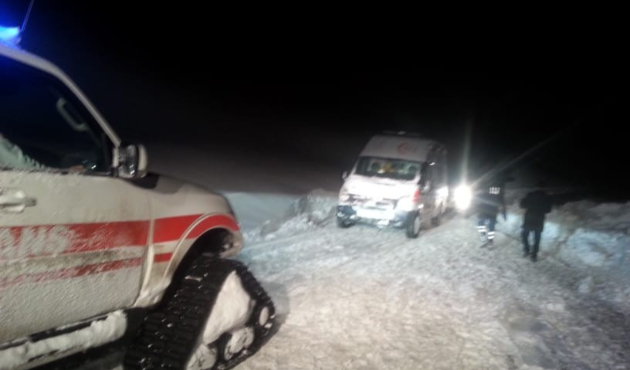 Hakkari'de ambulans yolda mahsur kaldı