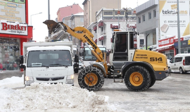Nevşehir merkezindeki kar temizliği devam ediyor