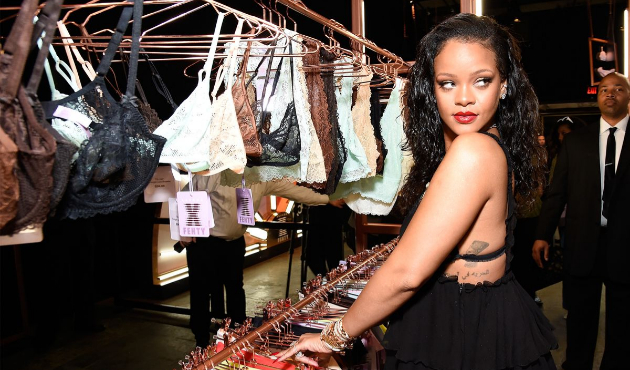 Rihanna iç çamaşırı için babasını bile tanımadı!