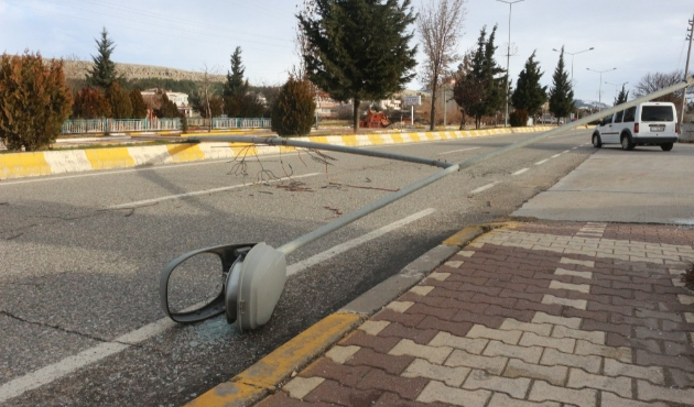Adıyaman'da şiddetli rüzgar elektrik direğini yıktı