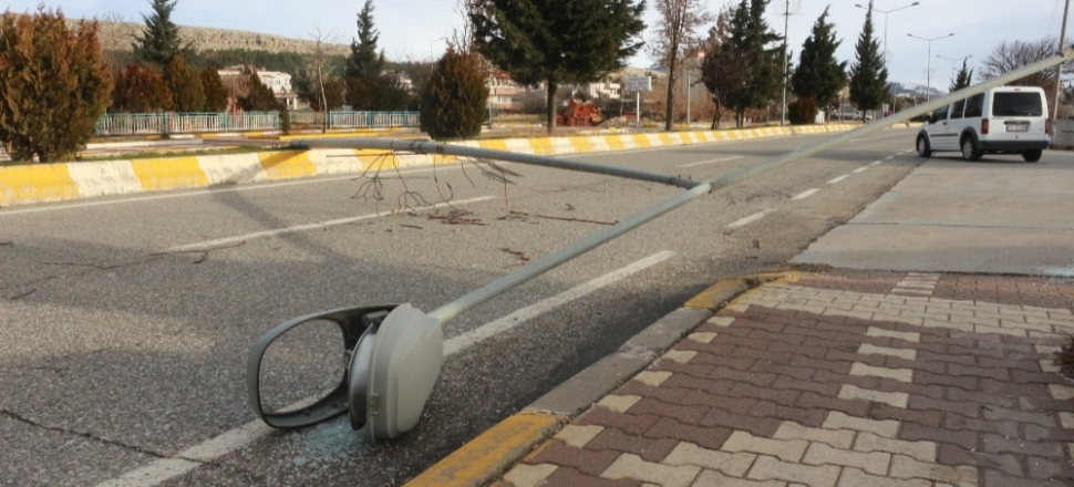 Adıyaman'da şiddetli rüzgar elektrik direğini yıktı