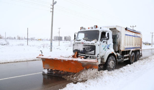 Aksaray’da 300 kişilik ekiple kar kürüme çalışması sürüyor
