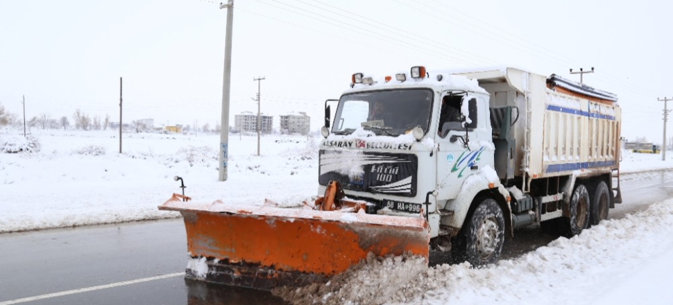 Aksaray’da 300 kişilik ekiple kar kürüme çalışması sürüyor