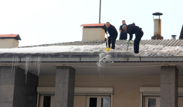 Hakkari'de tehlikeli çatı temizliği