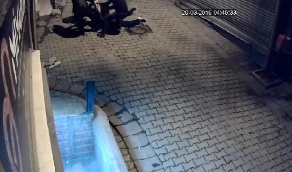 Beyoğlu’nda gasp dehşeti kamerada (VİDEO)