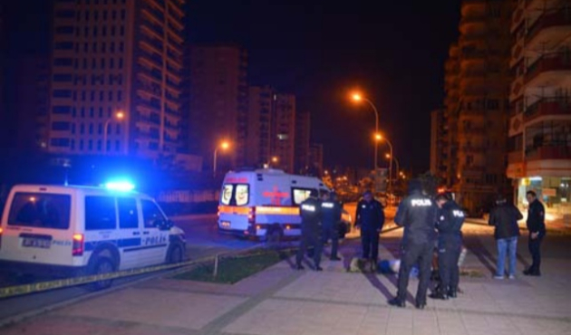 Kaldırımda bulunan ceset dehşete düşürdü!