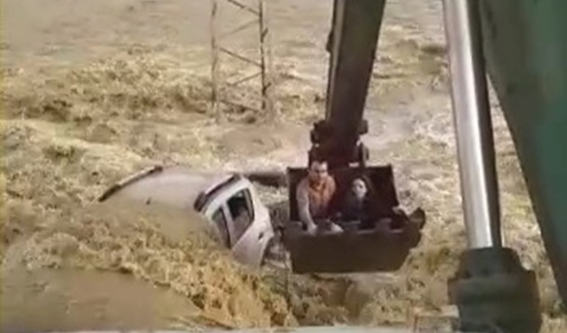 Selde mahsur kalanlara film gibi kurtarma operasyonu!