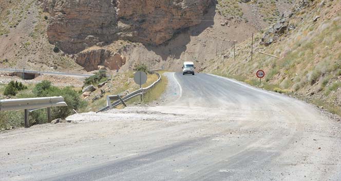 Çatak'ta PKK'lı teröristler yol kesti: 1 şehit