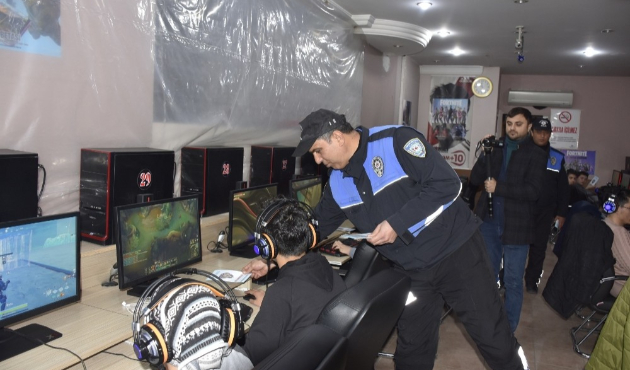 Adana’da okul önlerinde denetimler devam ediyor