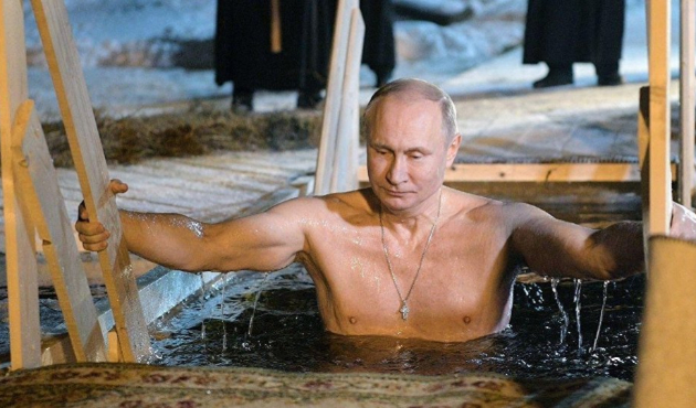 Rusya Devlet Başkanı Putin buz gibi suya girdi!