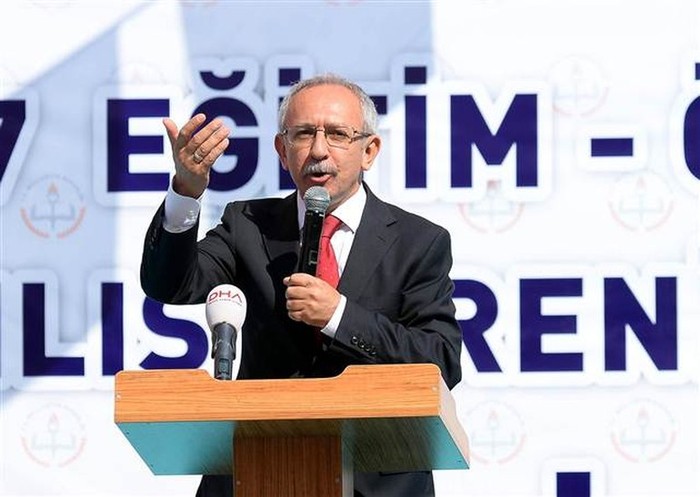 Ortaokuldaki ders yılı açılış töreninde şaşırtan anlar!