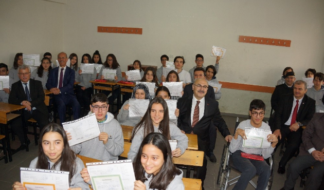 Aydın’da öğrencilerin karnelerini Vali Köşger dağıttı