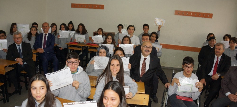 Aydın’da öğrencilerin karnelerini Vali Köşger dağıttı