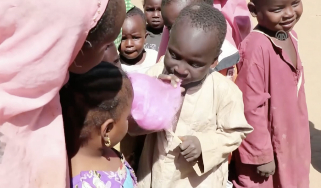 Afrikalı çocuklar hayatlarında ilk kez pamuk şeker yediler!
