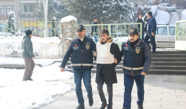 Kardeşini öldürüp annesini yaraladı...
