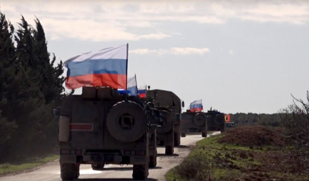 Rus askerleri Münbiç'te YPG ile ortak devriyeye çıktı!