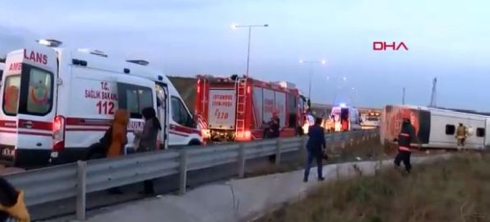 İstanbul'da otobüs devrildi!