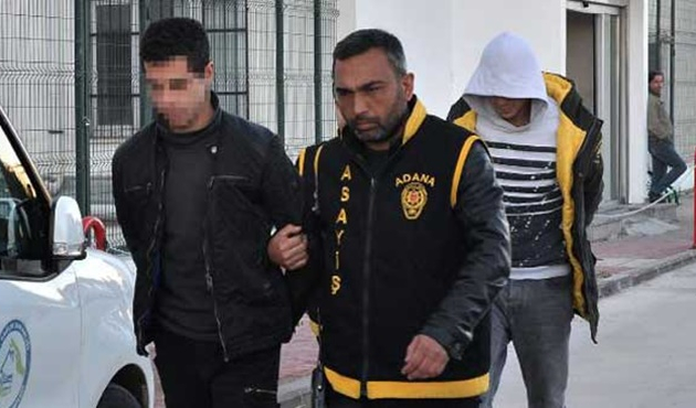 Adana'da 2 öğrenciyi araçta gasp ettiler!
