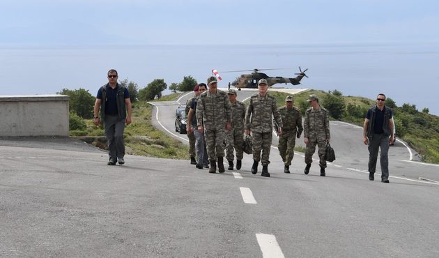 Org. Hulusi Akar ve komutanlar Ege'ye çıkarma yaptı!
