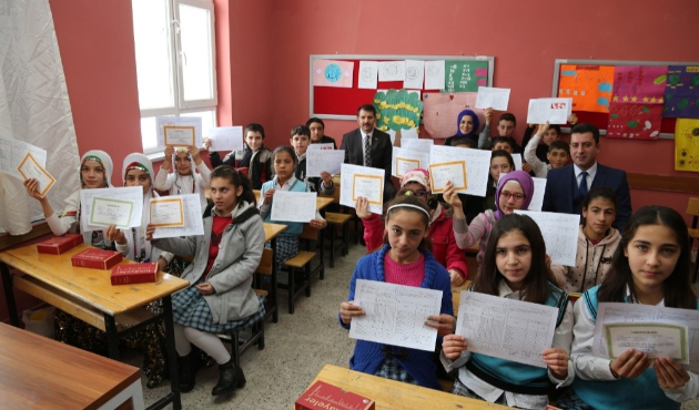 Sivas'ta Vali Ayhan köy çocukları ile buluştu