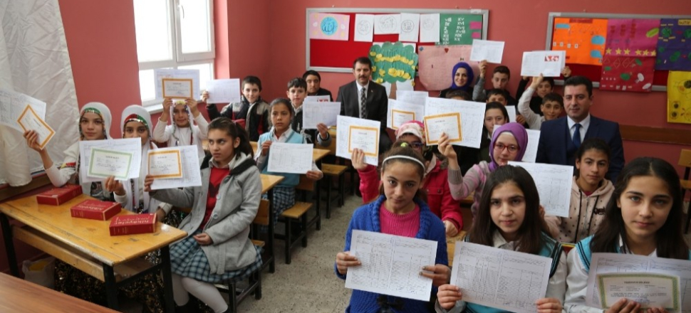 Sivas'ta Vali Ayhan köy çocukları ile buluştu