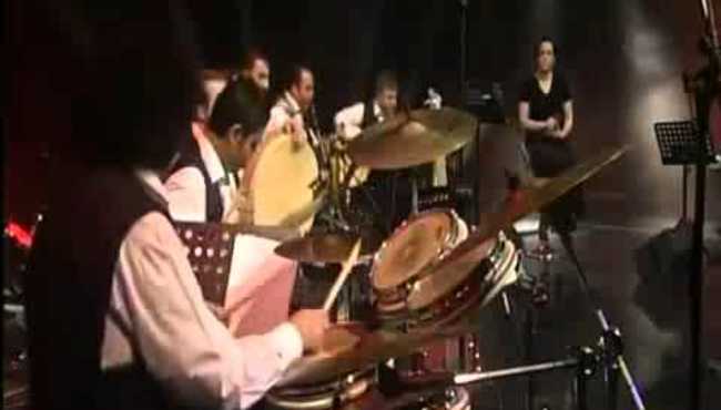 Aysun Gültekin - Bahçede Yeşil Çınar