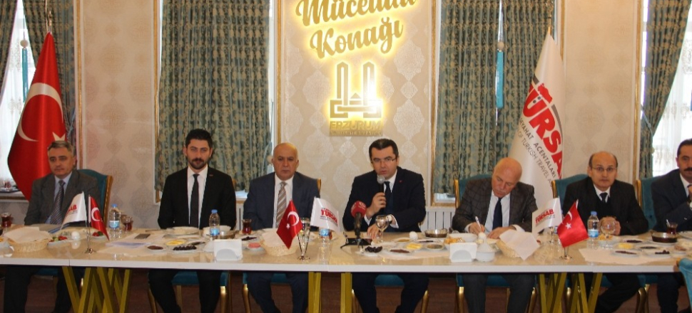 Erzurum'da Vali Memiş turizmcilerle buluştu