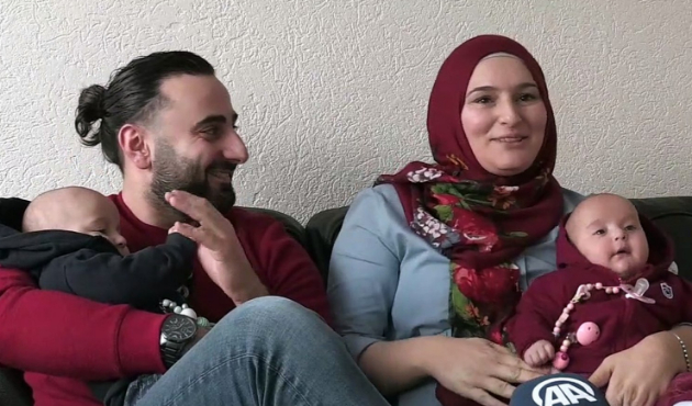 İkizlerine 'Bordo' ve 'Mavi' isimlerini verdiler!