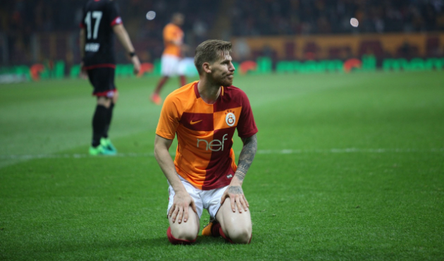 Atkı ve bere ile kendini kamufle ederek dolaşıyor!